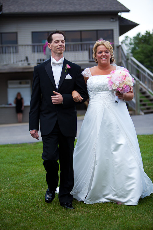 photographing the bride walking down the isel