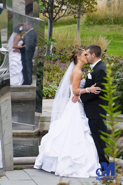 photographing the wedding bride and groom in the reflection